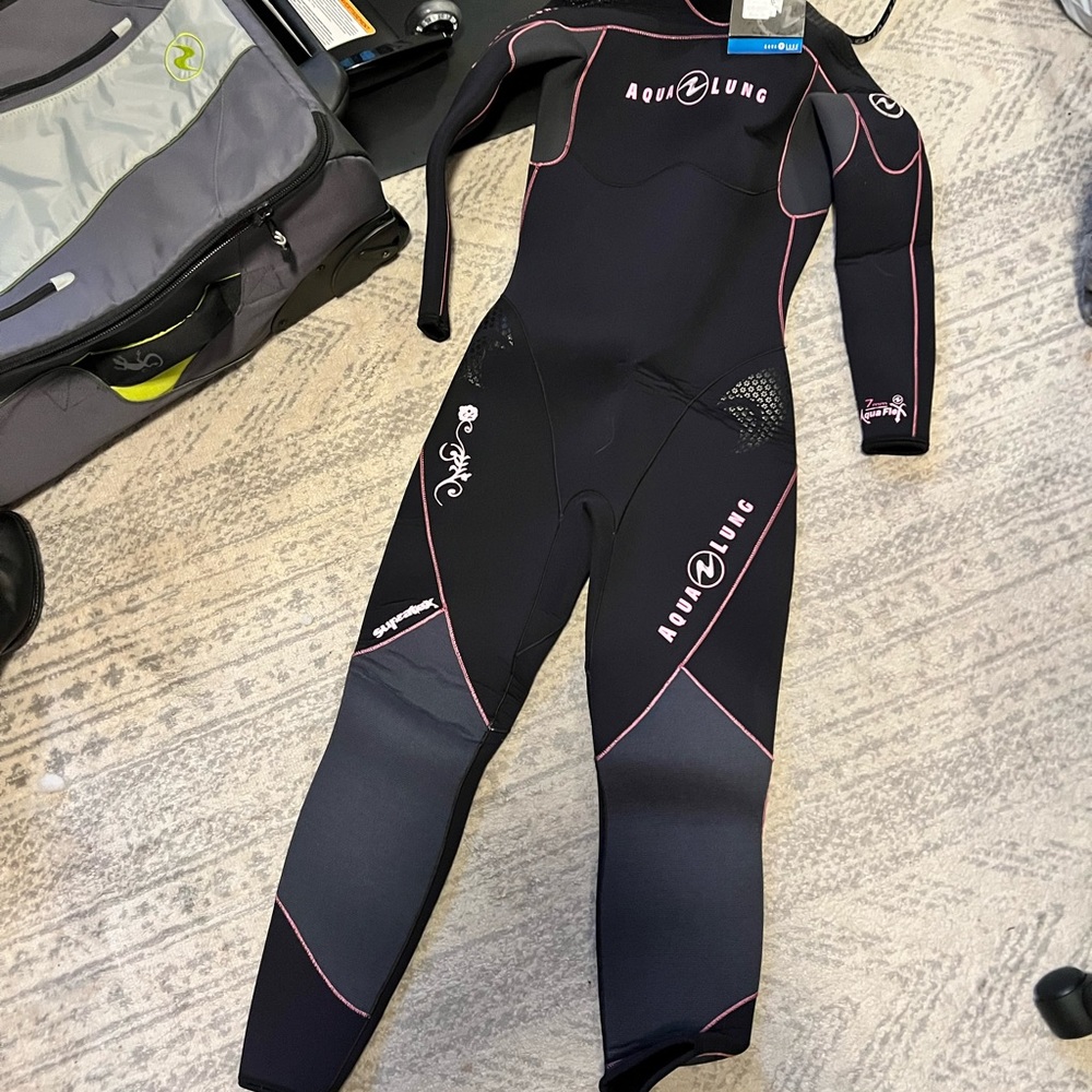 NWT Aqua Lung 7mm Wetsuit Size 6